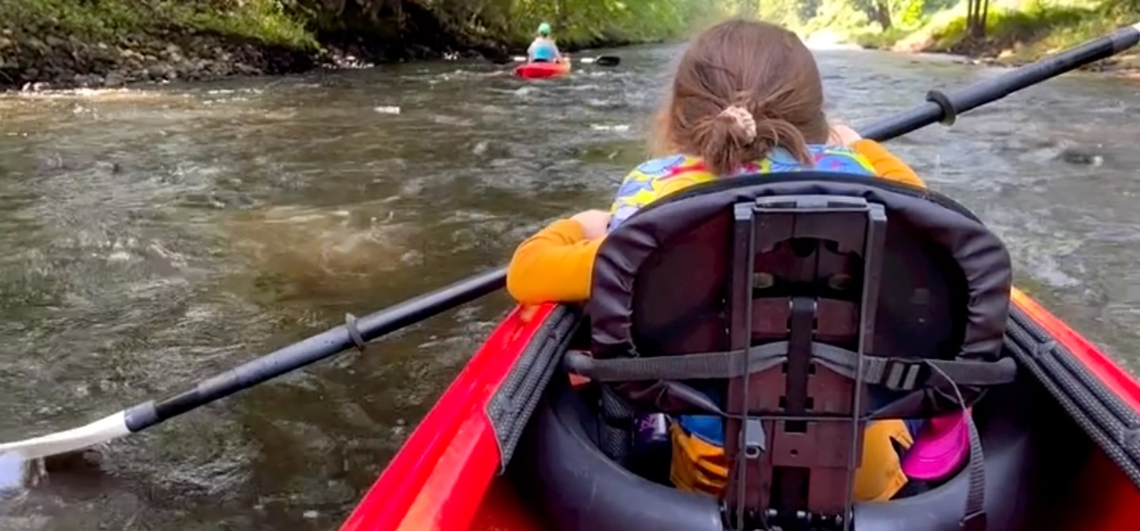 Mother and daugther paddling in river (instagram@rmb_griffin)