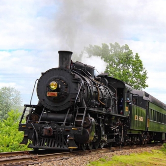 A passing steam train (Instagram@lavatrain)