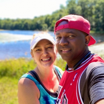 A couple hiking in summer (Instagram@cathymonternotte)