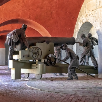 Statue of soldiers with cannon at Fort Trumbull (Flickr)