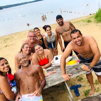 A family at the beach at Gardner Lake (Instagram@marii.vasc_)