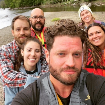 A group of people on a hike posing for a photo (Instagram@gina.m.c)