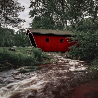 Kent Falls covered bridge with stream in foreground (Instagram@chrisreillyphoto)