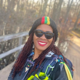A woman on a hike (Instagram@luuvnuv)