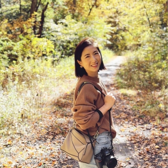 A woman hiking on a path in the woods (Instagram@julialeemuzi)