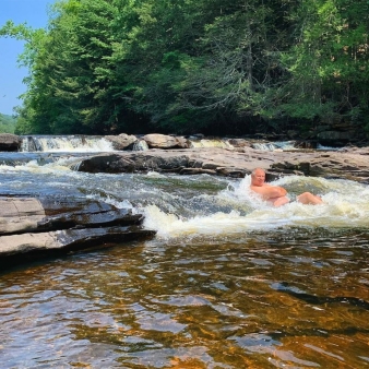 A couple relaxing in the river (Instagram@thefit_mermaid)