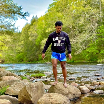 A man standing on a rock in the river (Instagram@mjsvlobos)