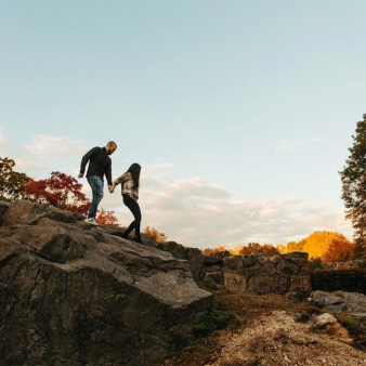Couple hiking along rocks at Southford Falls (Instagram@zacpaul_photo)