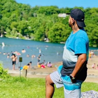 Man looking out at Squantz Pond beach (Instagram@isaias_barber_oficial)